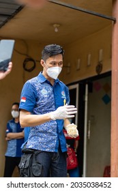 Medan, Indonesia - Mei, 15 2021. A Man Teaches Orphanage Children To Use Toothbrushes And Provides Dental Health Education To Children.