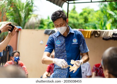 Medan, Indonesia - Mei, 15 2021. A Man Teaches Orphanage Children To Use Toothbrushes And Provides Dental Health Education To Children.