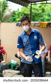 Medan, Indonesia - Mei, 15 2021. A Man Teaches Orphanage Children To Use Toothbrushes And Provides Dental Health Education To Children.