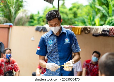 Medan, Indonesia - Mei, 15 2021. A Man Teaches Orphanage Children To Use Toothbrushes And Provides Dental Health Education To Children.