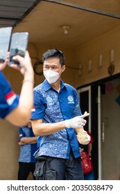 Medan, Indonesia - Mei, 15 2021. A Man Teaches Orphanage Children To Use Toothbrushes And Provides Dental Health Education To Children.