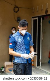 Medan, Indonesia - Mei, 15 2021. A Man Teaches Orphanage Children To Use Toothbrushes And Provides Dental Health Education To Children.