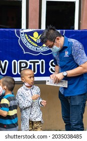 Medan, Indonesia - Mei, 15 2021. A Man Teaches Orphanage Children To Use Toothbrushes And Provides Dental Health Education To Children.