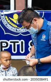 Medan, Indonesia - Mei, 15 2021. A Man Teaches Orphanage Children To Use Toothbrushes And Provides Dental Health Education To Children.