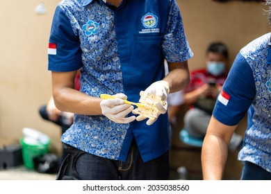 Medan, Indonesia - Mei, 15 2021. A Man Teaches Orphanage Children To Use Toothbrushes And Provides Dental Health Education To Children.