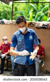 Medan, Indonesia - Mei, 15 2021. A Man Teaches Orphanage Children To Use Toothbrushes And Provides Dental Health Education To Children.