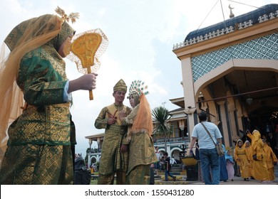 Medan, Indonesia/ November 2019: People Are Having Fun At Istana Maimun, Medan. This Palace Has Been One Popular Destinations In Medan, Where Visitors Can See The Heritage Of Melayu Deli Royal Kingdom