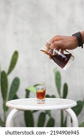 Medan May 2021 - A V-60 Coffee That Is Poured Into A Small Glass To See The Splash Of Bulk Water