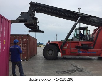 Medan, North Sumatra-June 2020: The Labors Unload The Cargo From Containers At Belawan Port. The Use Of Human Labors Is Still Important And Efficient To Do Loading And Unloading Cargo.