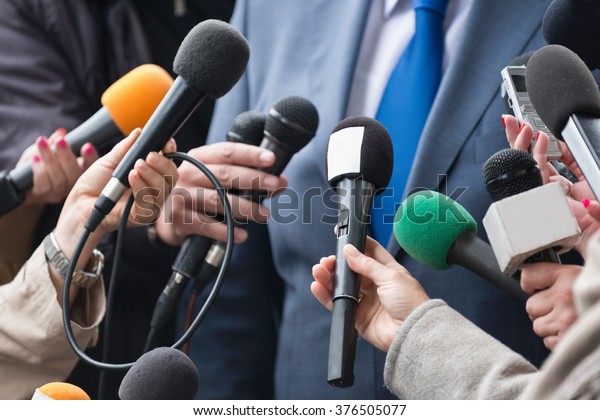 Media\
interview - group of journalists surrounding\
VIP