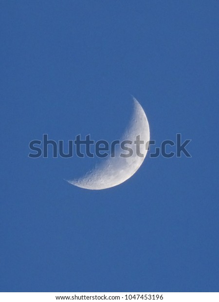 media luna en el\
cielo