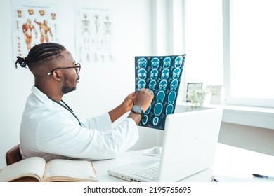 Medical Brain Concept. Doctor Check Up X-ray Film Of The Brain Patient By Mri Scan At Hospital. Doctor Give Advice To Patient About MRI (Xray) Brain Scans. MRI Digital X-ray Of Brain 