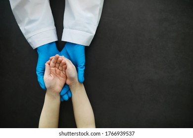 Medizinisches Konzept. Der Arzt in Handschuhen hält die Hand des Patienten. Die moralische Hilfe des Arztes für seine Patienten. Beratung durch Kardiologen. Epidemie.