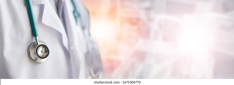 Ärztin oder Arzt in weißer, brauner Uniform mit Stethoskop im Krankenhaus oder in der Klinik, die mit COVID-19 mit Laborhintergrund kämpft
