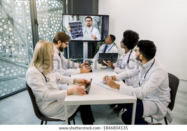 924 Scientist Looking Computer Screen Images, Stock Photos & Vectors 