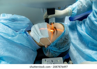Medizinische Laser-Augenkorrektur. Augenoperation der Medizintechnik. Stockfoto