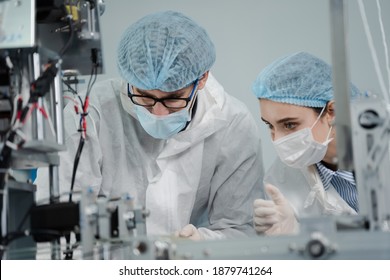 Medical mask factory, a team of medical professionals, a wide range of industries, programming and manipulation of high-tech facility robots Scientist Sterile clothing, lab work