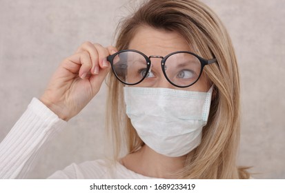 Medizinische Maske und Brillennebeln. Berühren des Gesichtes vermeiden, Coronavirus-Prävention, Schutz.