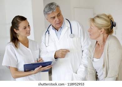 Medical People Giving Prescription Patient Stock Photo 118952953 ...