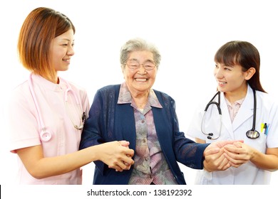 Medizinisches Personal mit Seniorin