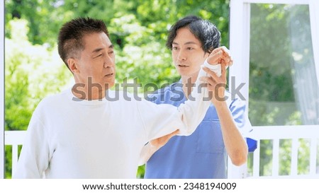 Medical staff treating shoulder pain. Imagine de stoc © 