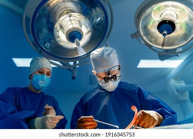 Medizinisches Team für chirurgische Operationen im modernen Operationssaal