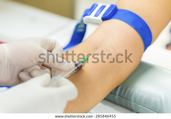 medical-technologist-doing-a-blood-draw-services-for-patient