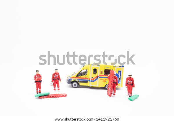 the Medical worker\
run to ambulance car