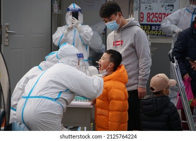 Medical Workers Perform Nucleic Acid Tests On Students At A Testing Site In Baqiao District, Xi 'an City, Northwest China's Shaanxi Province, Feb 14, 2022.