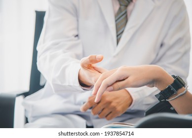 Medically, the young doctor touched the patient's hand to comfort, provide physical and psychological counseling, and close care and treatment of the patient.