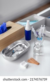 Arzneimittel und Gesundheitskonzept - Nahaufnahme von Spritzen, Medikamenten in Glas und andere Dinge, die im Krankenhaus auf dem Tisch liegen