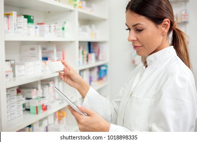 49,241 Pharmacist With Patient Images, Stock Photos & Vectors ...