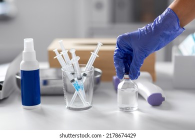Arzneimittel, Impfung und Konzept der Gesundheitsversorgung - Nahaufnahme von Spritzen und Hand in Handschuh-öffner oder Glas mit Impfstoff