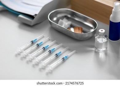 Arzneimittel, Impfung und Gesundheitsversorgung - Einwegspritzen und andere Gegenstände im Krankenhaus