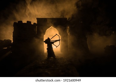 Escena de batalla medieval. Las siluetas de figuras como objetos separados pelean entre guerreros por la noche. Decoración de arte creativo. Fondo de niebla. Enfoque selectivo