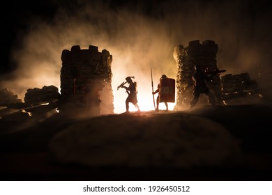 Escena de batalla medieval. Las siluetas de figuras como objetos separados pelean entre guerreros por la noche. Decoración de arte creativo. Fondo de niebla. Enfoque selectivo