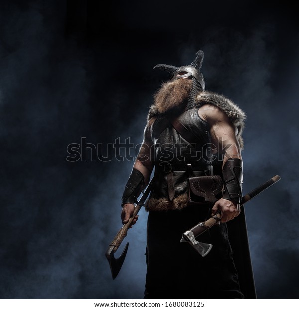 中世の武士は 斧で刺青を入れたバイキングで敵を攻撃します コンセプトの歴史的写真 の写真素材 今すぐ編集