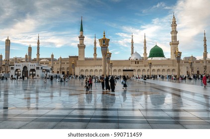 Medina Kingdom Of Saudi Arabia Ksa Feb 1 Muslims Marching In Medina Kingdom Of Saudi Arabia Ksa Feb 1 Muslims Marching In