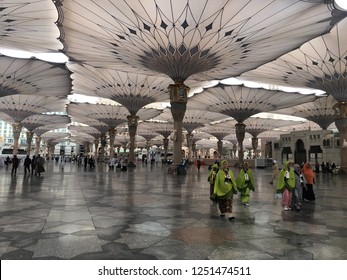 Umbrellas Masjid Nabawi Madinah 20 October Stock Photo 1543335974 ...