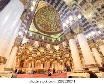 Medina Saudi Arabia Dicember 6 2018pilgrims At The Nabawi Mosque At Medina Medina Saudi Arabia Dicember 6 2018pilgrims At The Nabawi Mosque At Medina