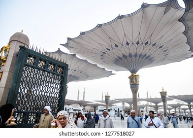 Medina Saudi Arabia June 7 2016pilgrims At The Nabawi Mosque At Medina Medina Saudi Arabia June 7 2016pilgrims At The Nabawi Mosque At Medina