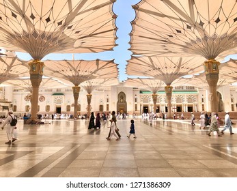 Medina Saudi Arabia March 26 2018 Exterior View Of Nabawi Mosque Building Medina Saudi Arabia March 26 2018 Exterior View Of Nabawi Mosque Building