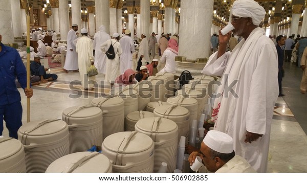 Мусульмане вода туалет. Медина источник Zamzam.