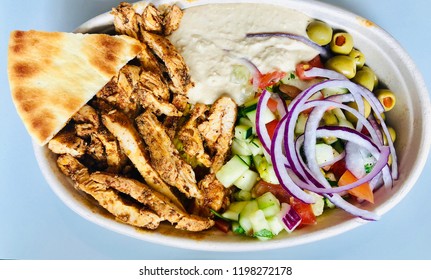 Mittelmeerhühner Shawarma Rice Bowl mit Hummus Griechisches Salat Olive und Pita Brot Top Ansicht auf Tabelle