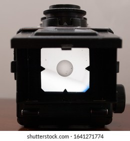 Medium format camera viewfinder in dark environment