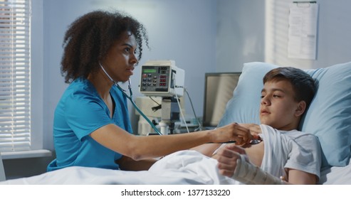 Medium shot of female doctor visiting teenager patient in hospital