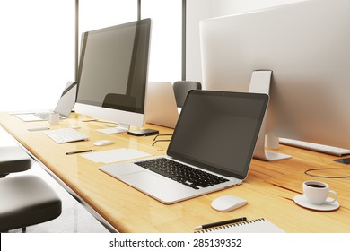 meeting conference table with accessories and computers स्टॉक फोटो