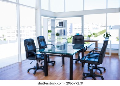 Vergaderruimte met draaistoel op de rug in kantoor: stockfoto