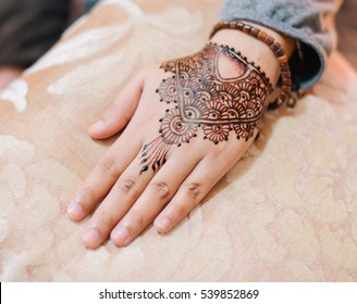 Mehendi Henna pattern on bride's hand at a wedding.selective focus.tone image