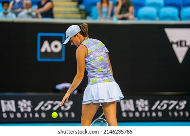 MELBOURNE, AUSTRALIA - 20 JANUARY, 2022: Australian Open Tennis Grand Slam. Day 6, Iga Swiatek (POL) won against Daria Kasatkina (RUS). 6:2, 6:3. Swiatek bouncing ball before her serve.